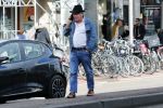 Amsterdam 3 oktober 2018
Youp v t Hek bellend op straat en wachtend op de tram.