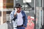 Amsterdam 3 oktober 2018
Youp v t Hek bellend op straat en wachtend op de tram.