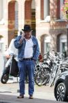 Amsterdam 3 oktober 2018
Youp v t Hek bellend op straat en wachtend op de tram.
