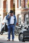 Amsterdam 3 oktober 2018
Youp v t Hek bellend op straat en wachtend op de tram.