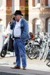 Amsterdam 3 oktober 2018
Youp v t Hek bellend op straat en wachtend op de tram.
