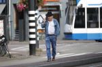 Amsterdam 3 oktober 2018
Youp v t Hek bellend op straat en wachtend op de tram.