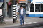 Amsterdam 3 oktober 2018
Youp v t Hek bellend op straat en wachtend op de tram.