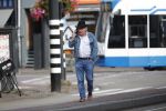 Amsterdam 3 oktober 2018
Youp v t Hek bellend op straat en wachtend op de tram.