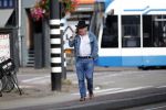 Amsterdam 3 oktober 2018
Youp v t Hek bellend op straat en wachtend op de tram.
