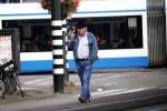 Amsterdam 3 oktober 2018
Youp v t Hek bellend op straat en wachtend op de tram.