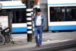 Amsterdam 3 oktober 2018
Youp v t Hek bellend op straat en wachtend op de tram.