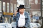 Amsterdam 3 oktober 2018
Youp v t Hek bellend op straat en wachtend op de tram.