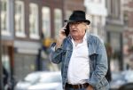 Amsterdam 3 oktober 2018
Youp v t Hek bellend op straat en wachtend op de tram.