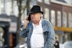 Amsterdam 3 oktober 2018
Youp v t Hek bellend op straat en wachtend op de tram.