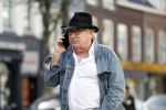 Amsterdam 3 oktober 2018
Youp v t Hek bellend op straat en wachtend op de tram.