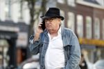 Amsterdam 3 oktober 2018
Youp v t Hek bellend op straat en wachtend op de tram.