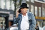 Amsterdam 3 oktober 2018
Youp v t Hek bellend op straat en wachtend op de tram.