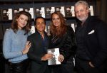 Amsterdam 12 november 2019
lancering van het boek Two Faces van Ali Pirayesh in the Dutchess.
Ali met zijn vrouw Gimena en Mark Teurlings