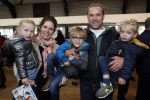 Boekel 19 oktober 2019
Meerdere boeren van boer zoekt vrouw stan op een mini markt in de stallen van Boerin Steffi. Boer Frans en Leonie met hun kinderen