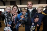 Boekel 19 oktober 2019
Meerdere boeren van boer zoekt vrouw stan op een mini markt in de stallen van Boerin Steffi. Boer Frans en Leonie met hun kinderen