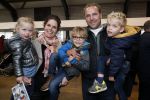 Boekel 19 oktober 2019
Meerdere boeren van boer zoekt vrouw stan op een mini markt in de stallen van Boerin Steffi. Boer Frans en Leonie met hun kinderen