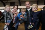 Boekel 19 oktober 2019
Meerdere boeren van boer zoekt vrouw stan op een mini markt in de stallen van Boerin Steffi. Boer Frans en Leonie met hun kinderen