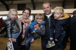 Boekel 19 oktober 2019
Meerdere boeren van boer zoekt vrouw stan op een mini markt in de stallen van Boerin Steffi. Boer Frans en Leonie met hun kinderen