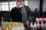 Boekel 19 oktober 2019
Meerdere boeren van boer zoekt vrouw stan op een mini markt in de stallen van Boerin Steffi. Boer Jan en Rianne