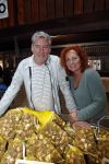 Boekel 19 oktober 2019
Meerdere boeren van boer zoekt vrouw stan op een mini markt in de stallen van Boerin Steffi. Boer Jos met zijn partner
