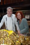 Boekel 19 oktober 2019
Meerdere boeren van boer zoekt vrouw stan op een mini markt in de stallen van Boerin Steffi. Boer Jos met zijn partner