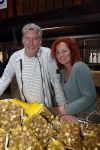 Boekel 19 oktober 2019
Meerdere boeren van boer zoekt vrouw stan op een mini markt in de stallen van Boerin Steffi. Boer Jos met zijn partner