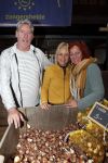 Boekel 19 oktober 2019
Meerdere boeren van boer zoekt vrouw stan op een mini markt in de stallen van Boerin Steffi. Ook Yvon Jaspers kwam met haar moeder en tantes een kijkje nemen.. Yvon met boer Jos en zijn partner