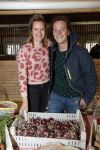 Boekel 19 oktober 2019
Meerdere boeren van boer zoekt vrouw stan op een mini markt in de stallen van Boerin Steffi. Boer Wim en zijn vriendin Marit