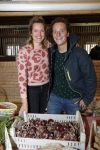Boekel 19 oktober 2019
Meerdere boeren van boer zoekt vrouw stan op een mini markt in de stallen van Boerin Steffi. Boer Wim en zijn vriendin Marit