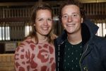 Boekel 19 oktober 2019
Meerdere boeren van boer zoekt vrouw stan op een mini markt in de stallen van Boerin Steffi. Boer Wim en zijn vriendin Marit