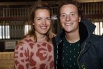 Boekel 19 oktober 2019
Meerdere boeren van boer zoekt vrouw stan op een mini markt in de stallen van Boerin Steffi. Boer Wim en zijn vriendin Marit