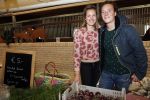 Boekel 19 oktober 2019
Meerdere boeren van boer zoekt vrouw stan op een mini markt in de stallen van Boerin Steffi. Boer Wim en zijn vriendin Marit