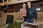Boekel 19 oktober 2019
Meerdere boeren van boer zoekt vrouw stan op een mini markt in de stallen van Boerin Steffi. Boer Wim en zijn vriendin Marit