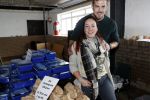 Boekel 19 oktober 2019
Meerdere boeren van boer zoekt vrouw stan op een mini markt in de stallen van Boerin Steffi. Boerin Michelle met vriend