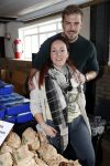 Boekel 19 oktober 2019
Meerdere boeren van boer zoekt vrouw stan op een mini markt in de stallen van Boerin Steffi. Boerin Michelle met vriend