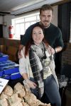 Boekel 19 oktober 2019
Meerdere boeren van boer zoekt vrouw stan op een mini markt in de stallen van Boerin Steffi. Boerin Michelle met vriend