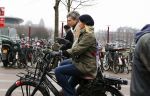 Amsterdam 13 februari 2016
Bridget Maaland met haar nieuwe vriend Wim ( cameraman) op de fiets in Amsterdam zuid.