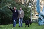 Den Haag 24 oktober 2019
Frank Jansen en Rogier Smit ( Paleis voor een prikkie) laten hun honden uit. Frank en Rogier