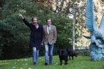 Den Haag 24 oktober 2019
Frank Jansen en Rogier Smit ( Paleis voor een prikkie) laten hun honden uit. Frank en Rogier