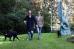 Den Haag 24 oktober 2019
Frank Jansen en Rogier Smit ( Paleis voor een prikkie) laten hun honden uit. Frank en Rogier