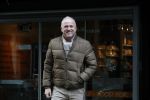 Amsterdam 23 oktober 2019
Een slanke Gordon doet boodschappen op de cornelis schuytstraat.