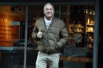 Amsterdam 23 oktober 2019
Een slanke Gordon doet boodschappen op de cornelis schuytstraat.