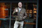Amsterdam 23 oktober 2019
Een slanke Gordon doet boodschappen op de cornelis schuytstraat.