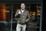 Amsterdam 23 oktober 2019
Een slanke Gordon doet boodschappen op de cornelis schuytstraat.