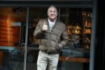 Amsterdam 23 oktober 2019
Een slanke Gordon doet boodschappen op de cornelis schuytstraat.
