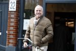 Amsterdam 23 oktober 2019
Een slanke Gordon doet boodschappen op de cornelis schuytstraat.