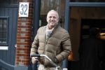 Amsterdam 23 oktober 2019
Een slanke Gordon doet boodschappen op de cornelis schuytstraat.