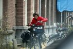 Amsterdam 2 november 2019
Kajsa Ollongren haar huis en auto. Haar partner irene v d Brekel vertrekt op de fiets