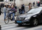 Amsterdam, 3 November 2019 Jochum ten Haaf met vrouw en dochter op de fiets